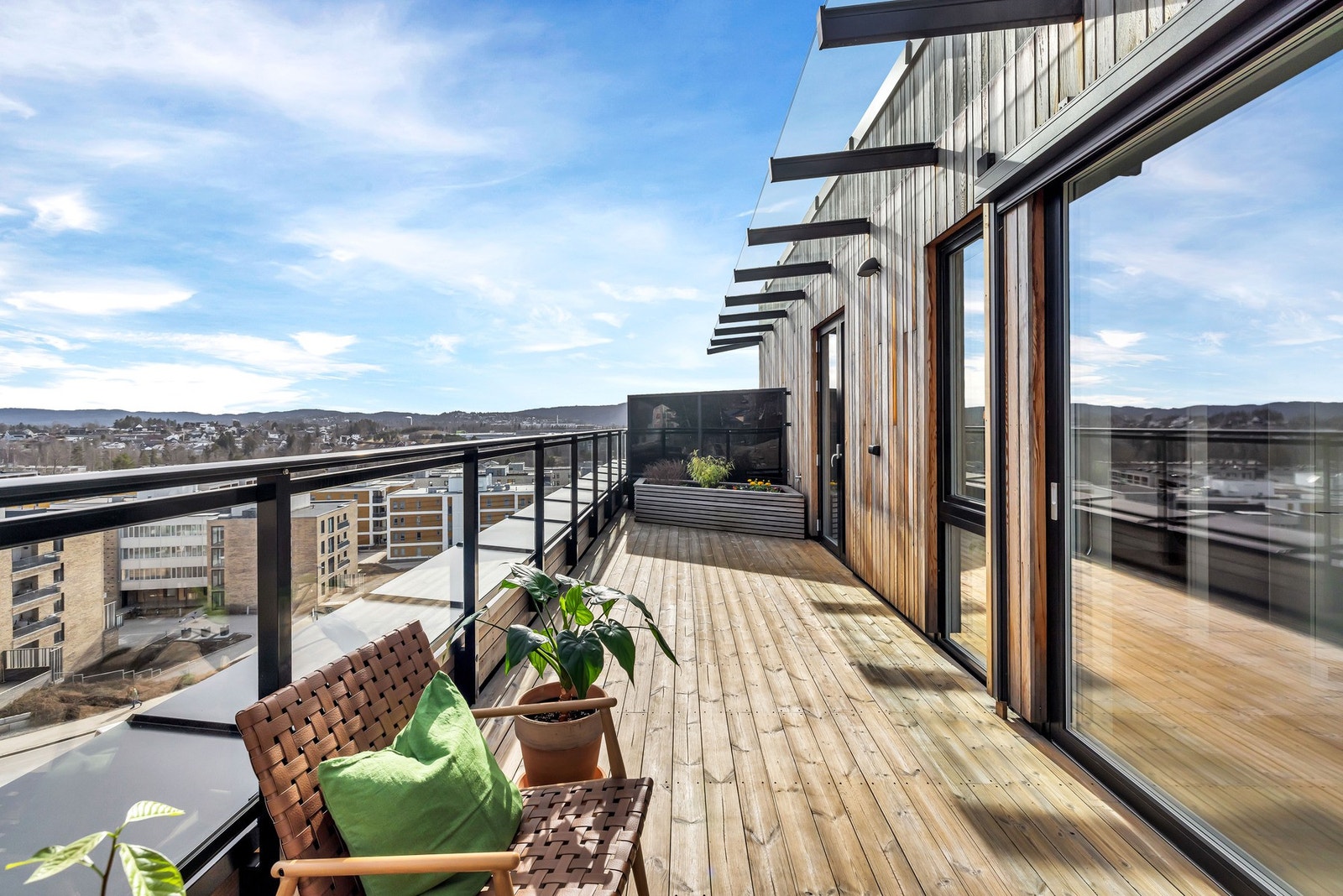 Her bor du virkelig høyt og fritt i et svært attraktivt og populært boligområde på Lørenskog. Galleribilde