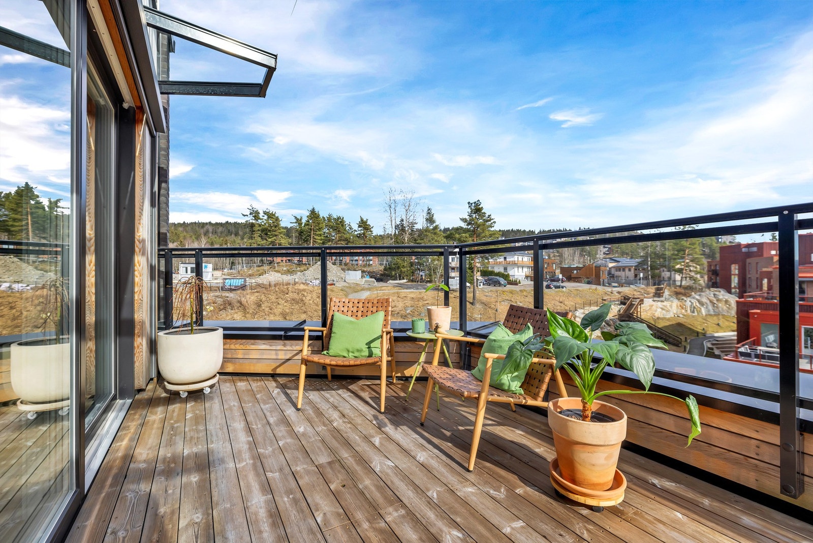 Balkongen er på hele 21 m² og har god plass til flere sittegrupper, grill og hyggelig beplantning. Galleribilde