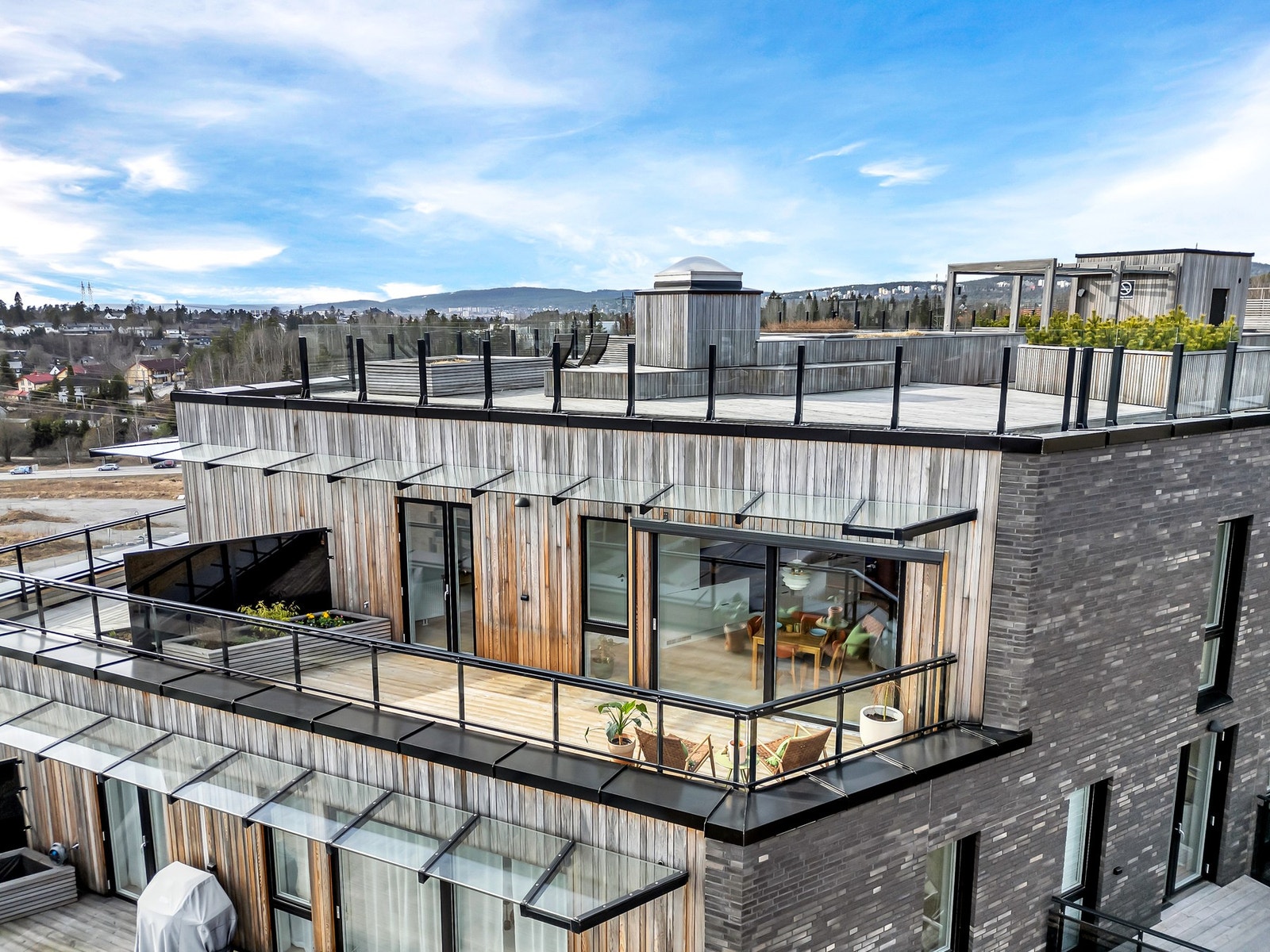 Balkongen ligger sydøstvendt, så her har du virkelig sol store deler av dagen! Galleribilde