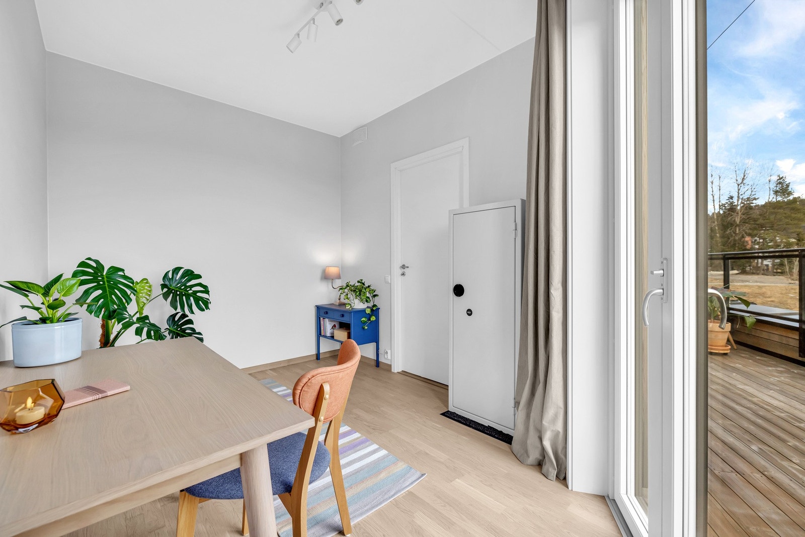 Boligens andre soverom gjør seg perfekt som barnerom, gjesterom eller kontor. Galleribilde