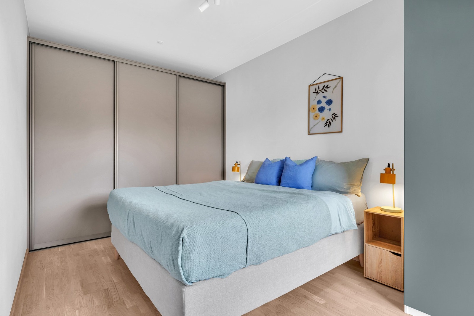 Hovedsoverommet har i tillegg en stor skyvedørsgarderobe med god lagringsplass. Galleribilde