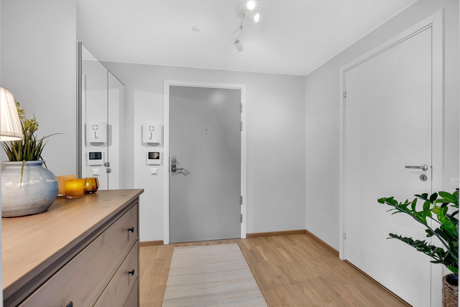 Innbydende entré som gir et godt førsteinntrykk av leiligheten, med god plass til lagring av både sko og yttertøy. Galleribilde