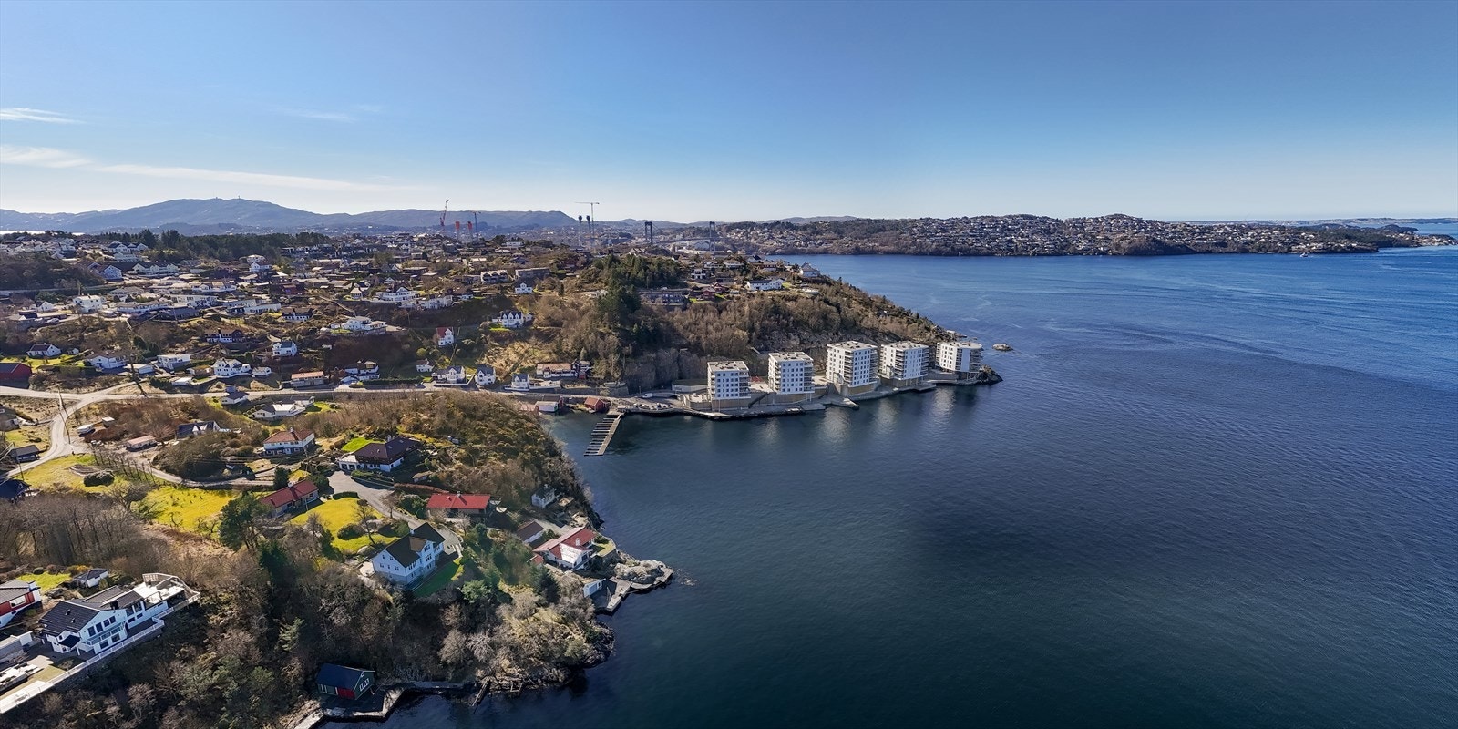 Fra leiligheten er det ca. 7 minutter med bil til Vestkanten Storsenter og ca. 10-12 minutter til Bergen sentrum. Galleribilde