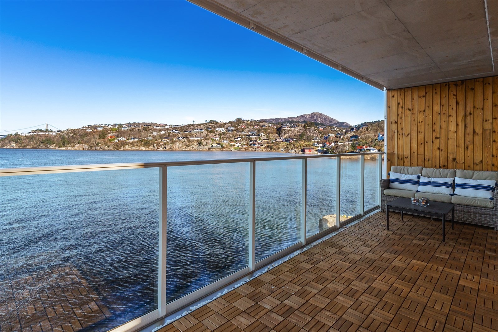 Gulvet er dekket med fine treheller. Galleribilde