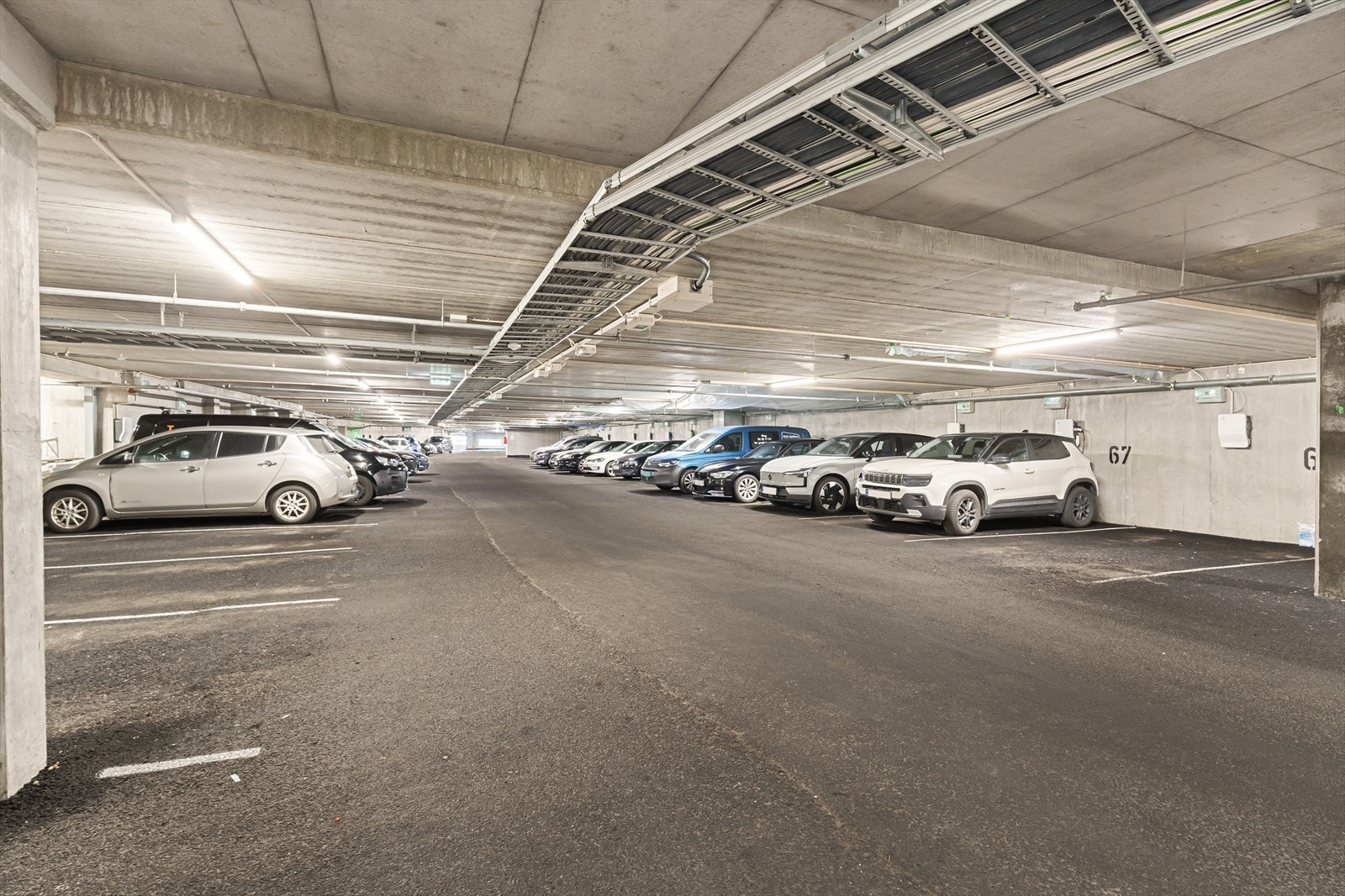 Her disponerer du fast garasjeplass i lukket anlegg. Gjesteparkering finnes både innendørs og utendørs. Galleribilde