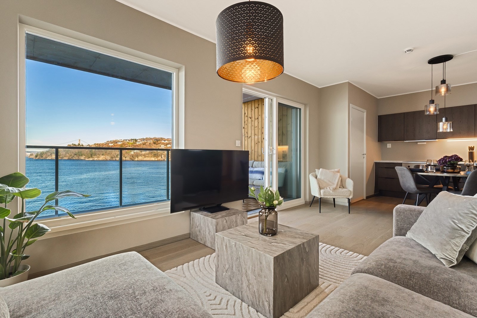 Det er store vindusflater i hele leiligheten. Galleribilde