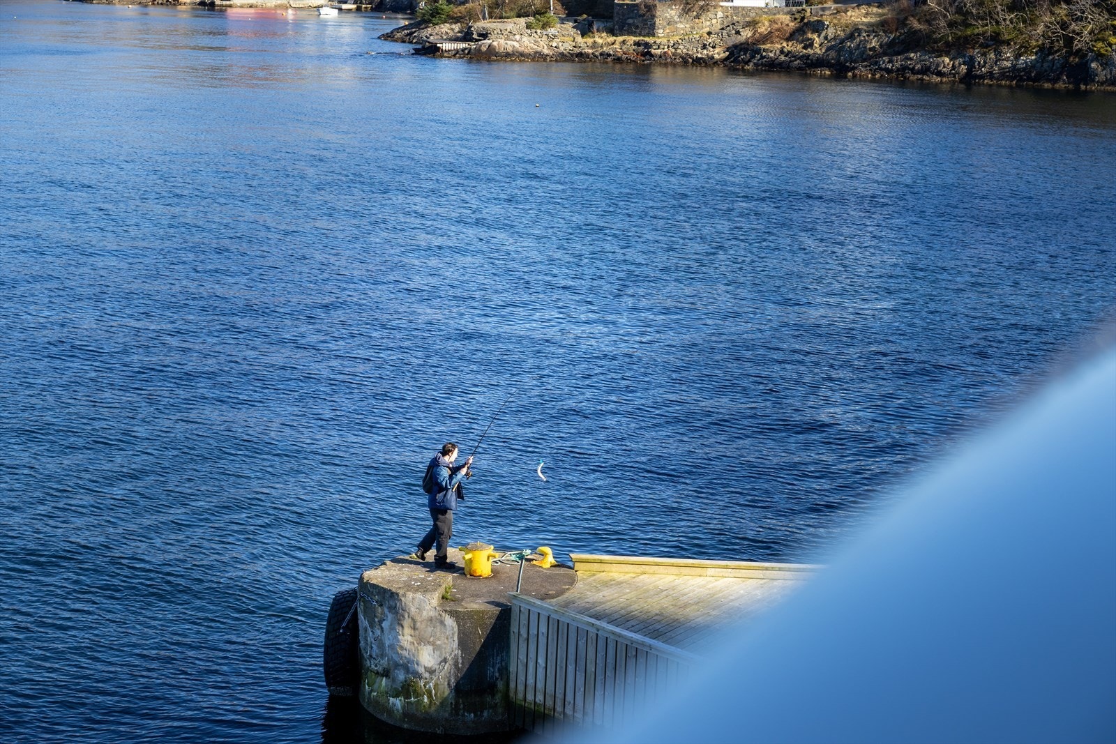 Fiske fra balkongen eller fra promenaden? Galleribilde