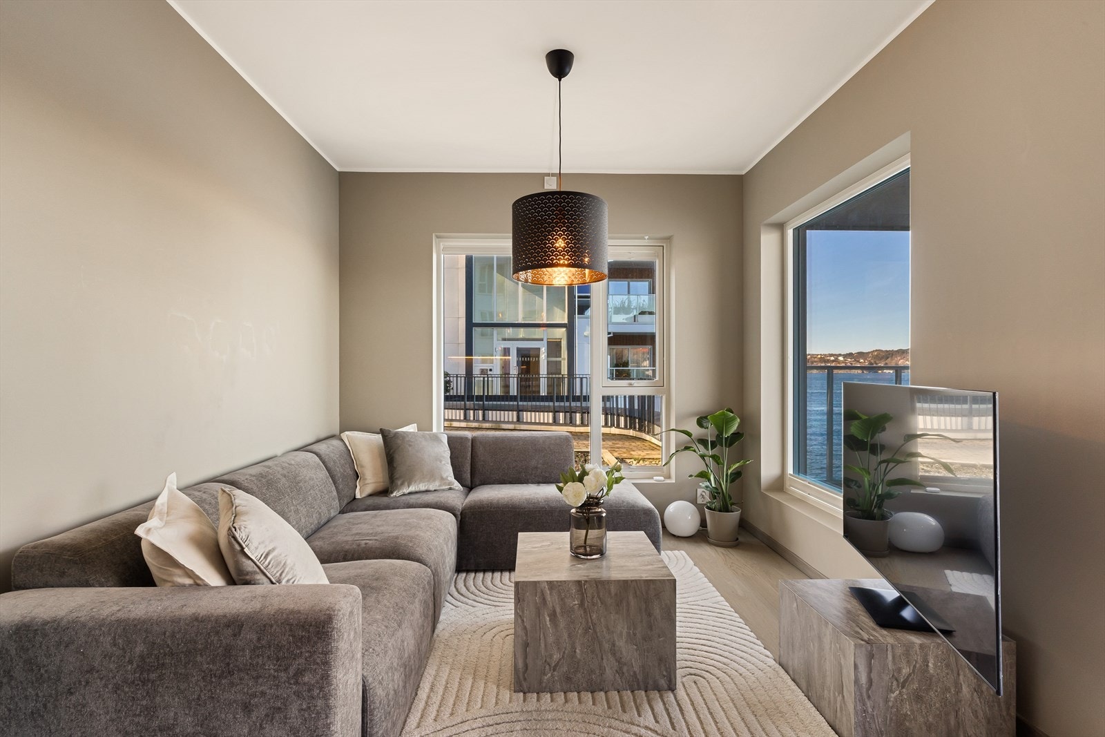 Leiligheten har en åpen stue- og kjøkkenløsning på totalt 25 m². Galleribilde