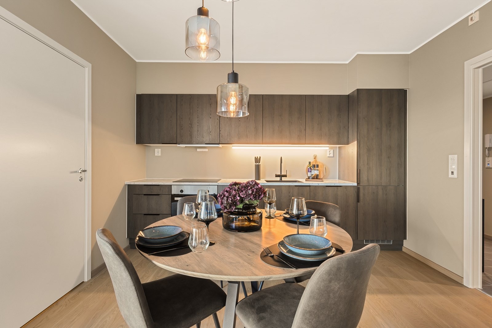 Frontene er i lekker mørk og tidsriktig eikefarge, og skiller seg ut fra utbyggers standardkjøkken! Galleribilde