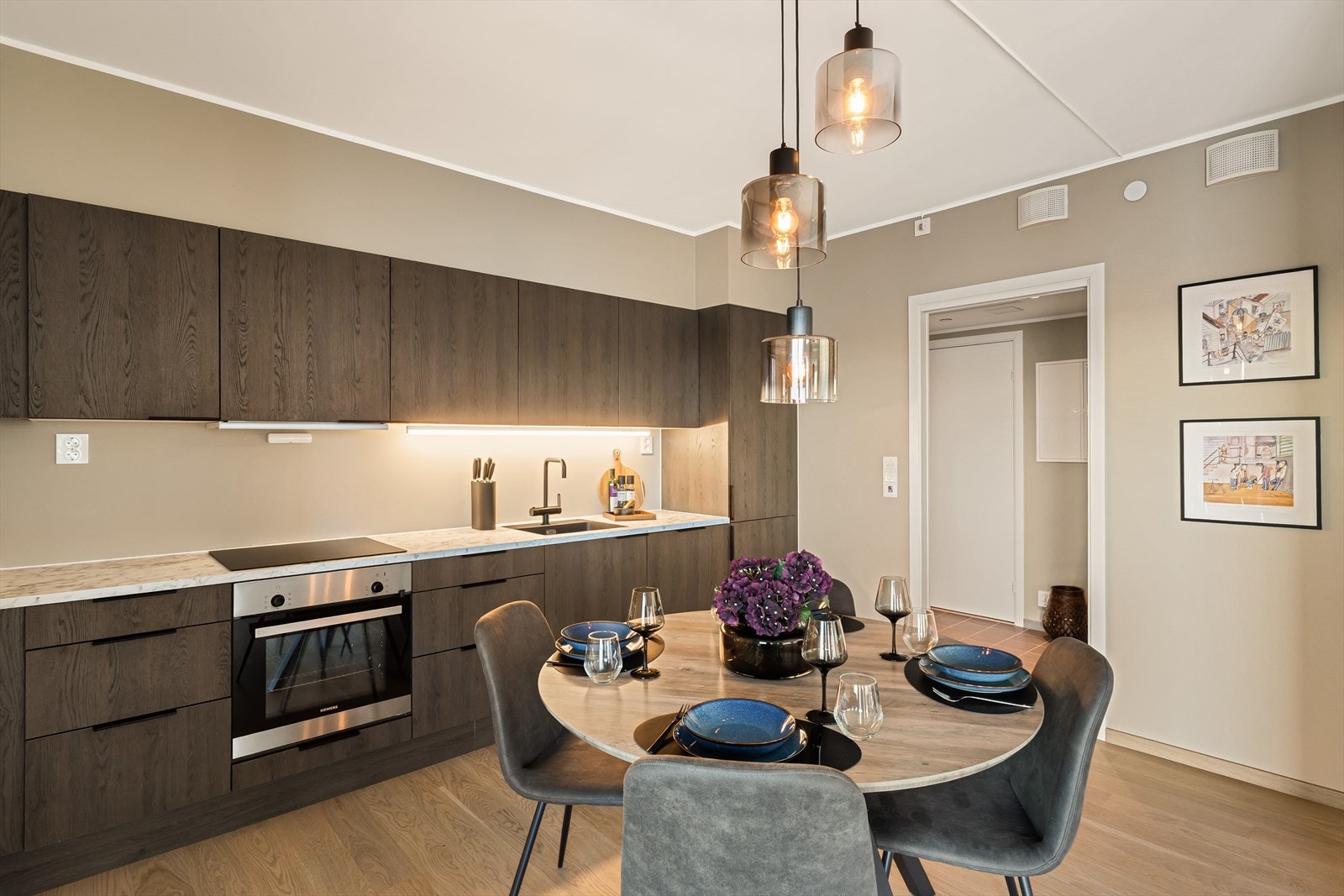 Kjøkkenet er levert av Norema med kvalitetshvitevarer fra Siemens. Galleribilde