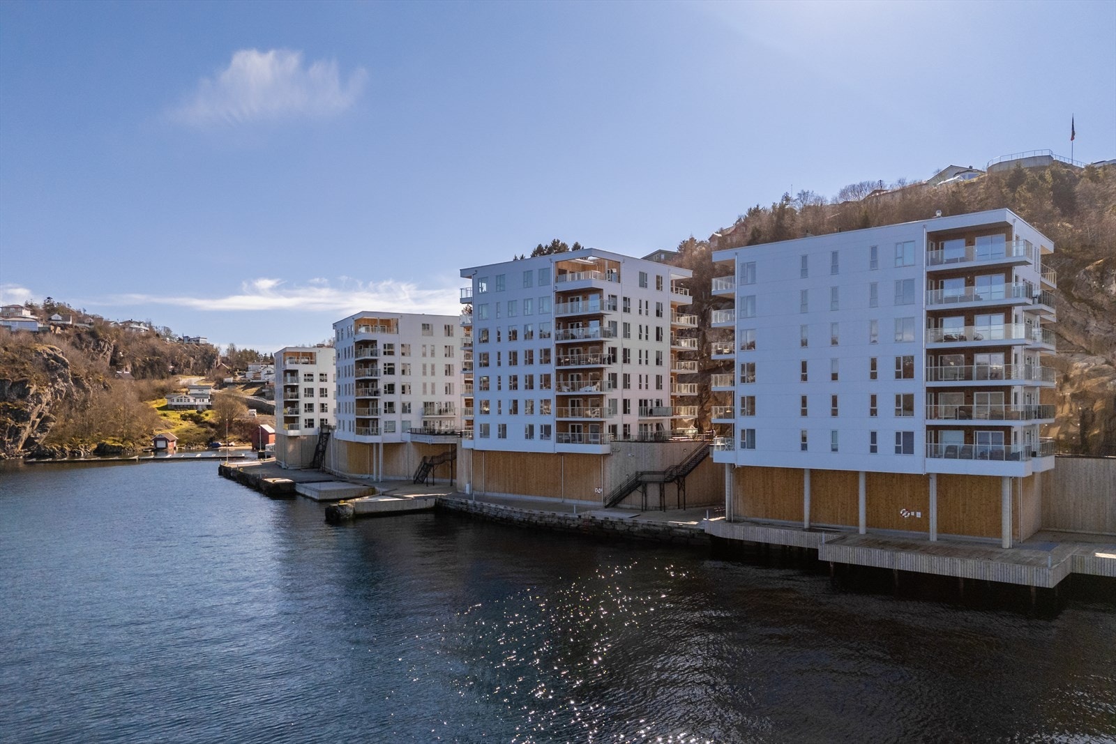 Leiligheten befinner seg i byggets høye 1.etasje. Galleribilde