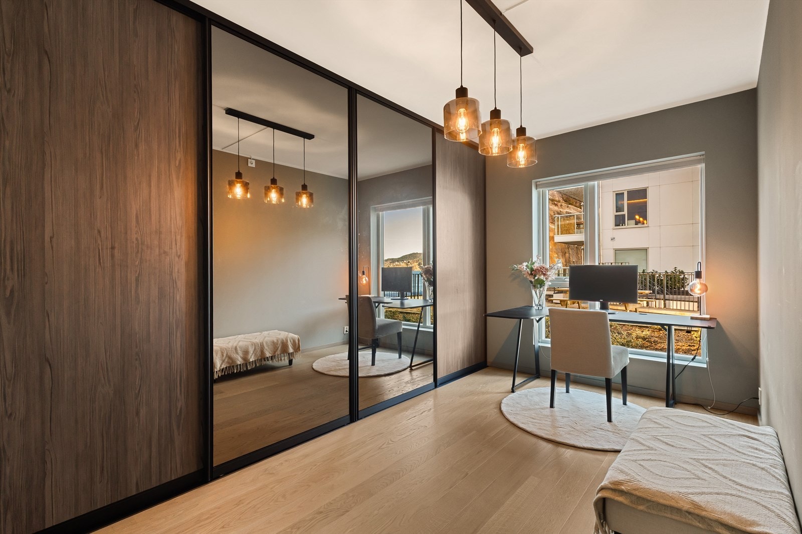 Det andre soverommet måler hele 12,3 m² og har en stor og praktisk skyvedørsgarderobe i samme stil som kjøkkenet. Galleribilde