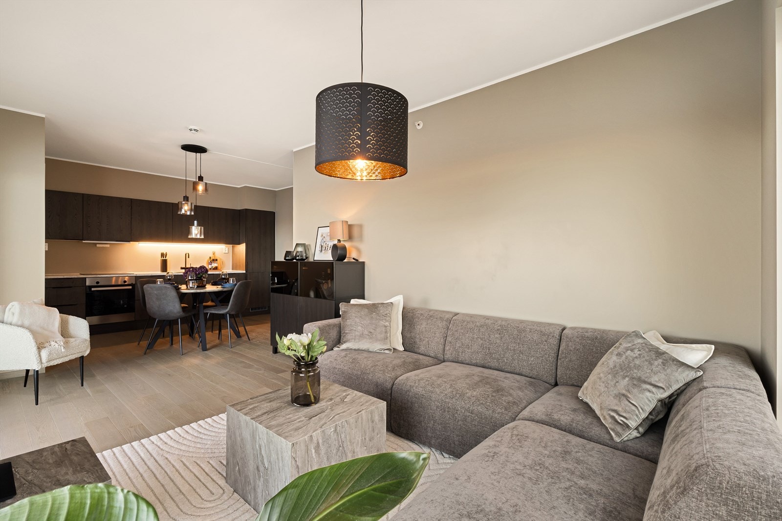 Takhøyden i stuen er på hele 2,59 meter. Det er varmekabler i alle rom utenom soverommene. Galleribilde