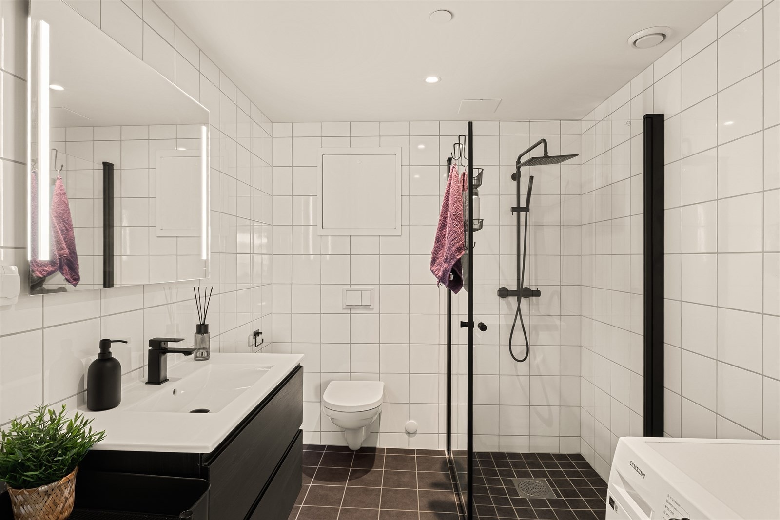 Badet har tilkomst fra entreen og måler 5 m². Galleribilde