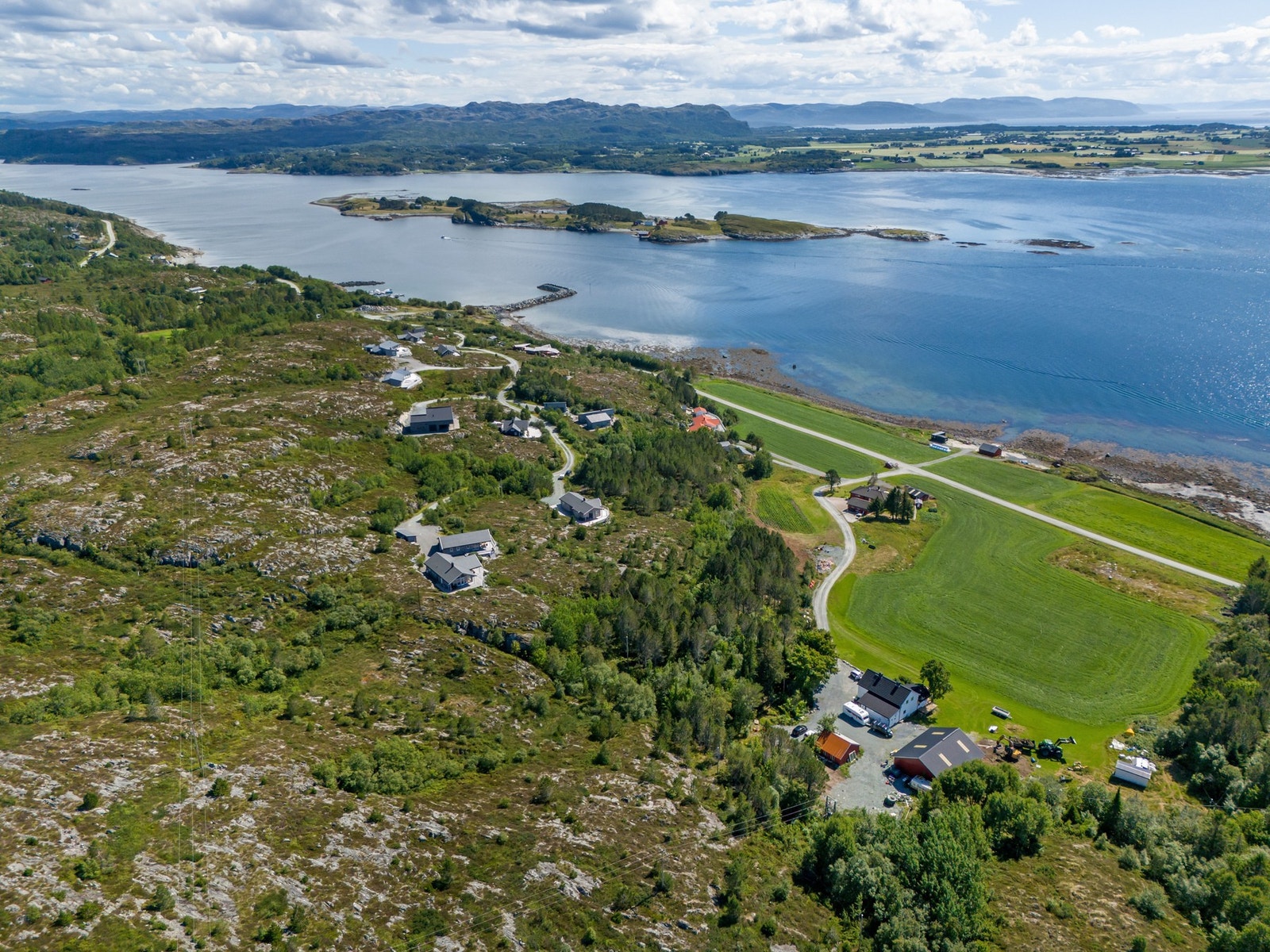 2 stk hytter helt på toppen av veien. Galleribilde