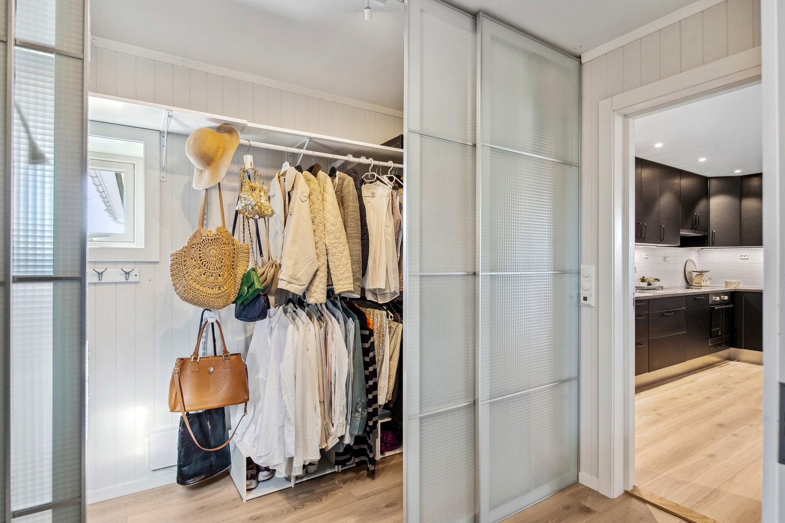 Praktisk og romslig garderobe. Galleribilde