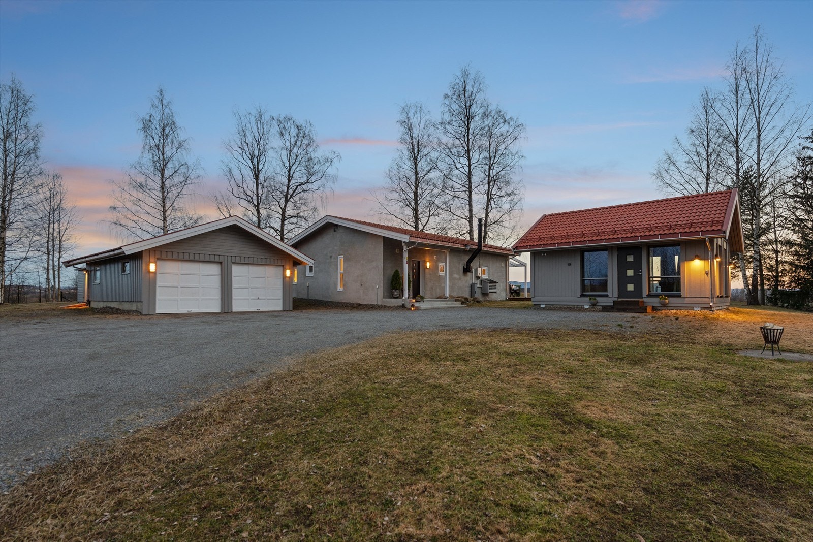 Gode parkeringsmuligheter på tomten i tillegg til dobbelgarasje. Galleribilde