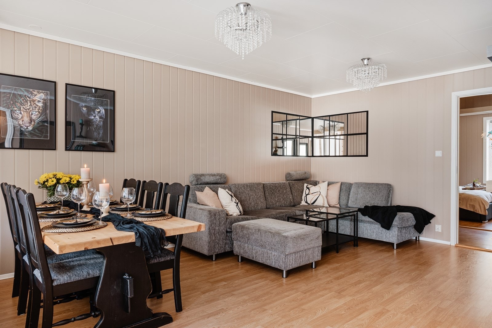 Videre tilbake i boligen har stuen rikelig med plass til en komfortabel sofagruppe, perfekt for avslappende stunder Galleribilde