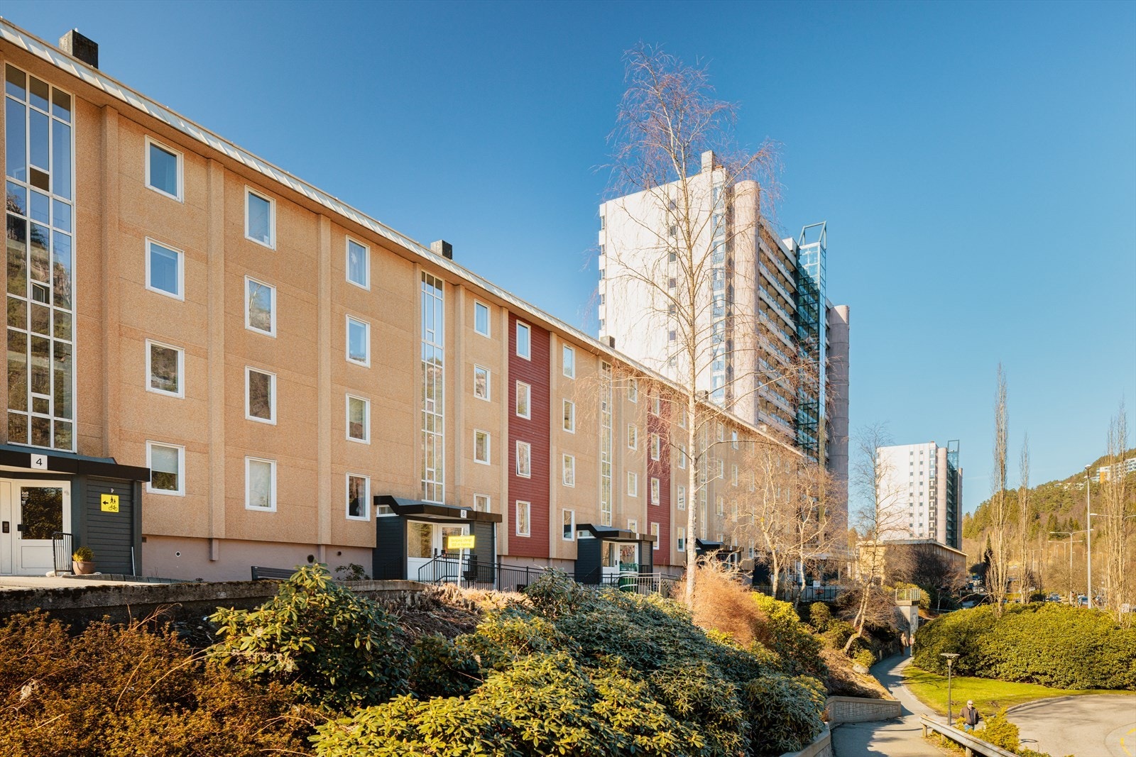 Boligen har en svært praktisk beliggenhet som kombinerer nærhet til by og natur - perfekt for både unge, familier og eldre som ønsker en lettvint og trivelig hverdag Galleribilde