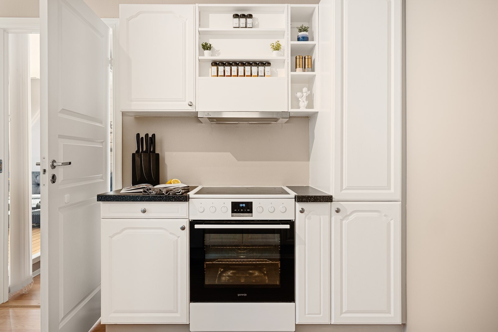 Over benkeplaten er det benyttet fliser og malte flater for en pen finish Galleribilde