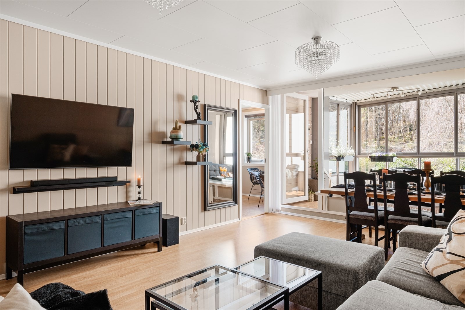 God plass til flere møbleringssoner gir deg mulighet til å skape en funksjonell og innbydende stue Galleribilde