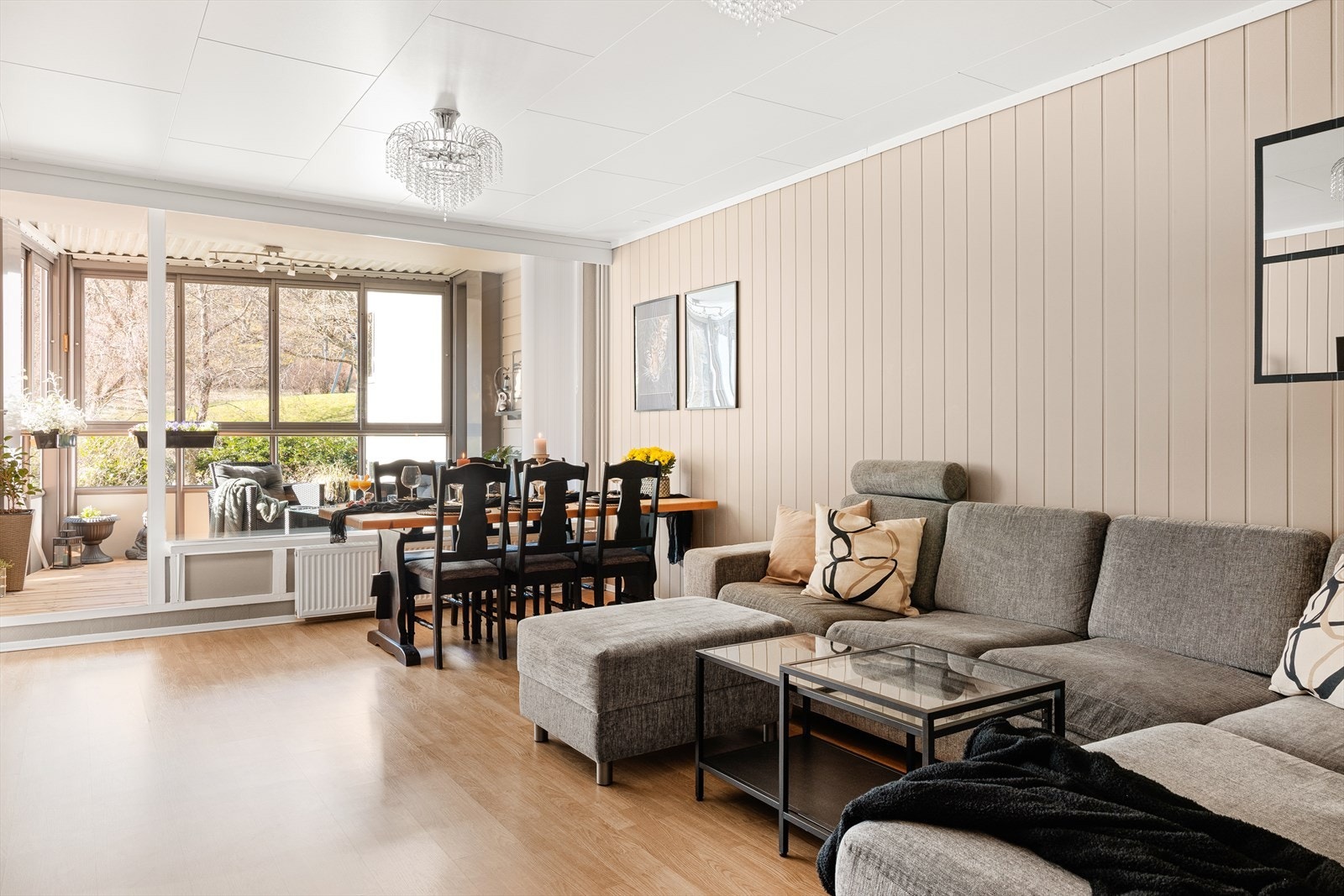 Store vindusflater slipper inn rikelig med naturlig lys, noe som skaper et lyst og trivelig innemiljø Galleribilde