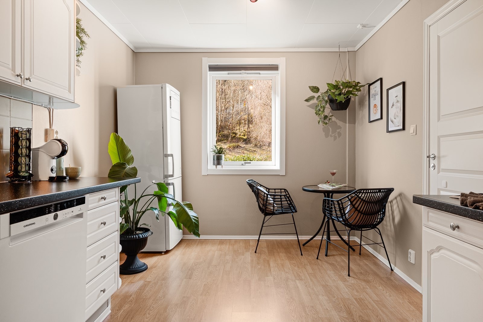 Kjøkkenet har plass til et romslig frokostbord, supert for daglige måltider Galleribilde