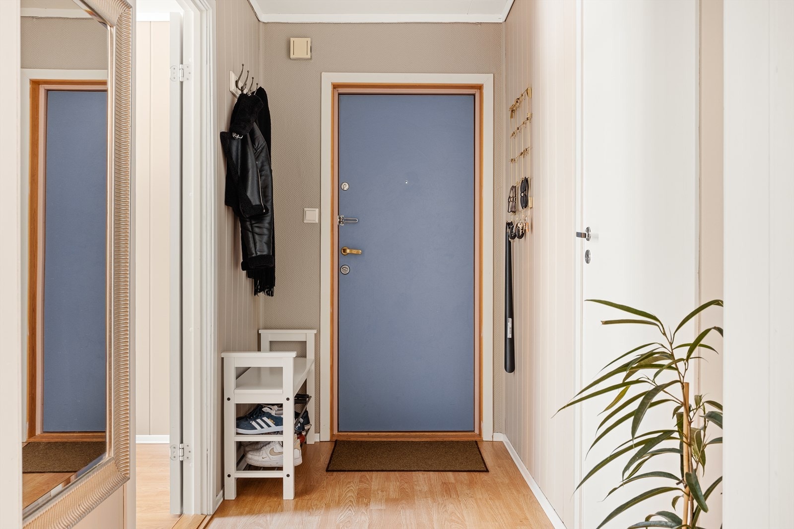 Inn hoveddøren venter en romslig entré som gir et flott førsteinntrykk av boligen - med god plass til kroker for yttertøy, skohyller og annet møblement kan du skape en praktisk og innbydene velkomst! Galleribilde