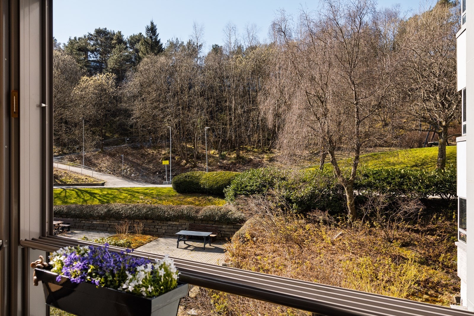 En lys og luftig 3-roms med solrik, innglasset balkong - sentral beliggenhet, nærhet til alt og mye inkludert i felleskostnadene! Galleribilde