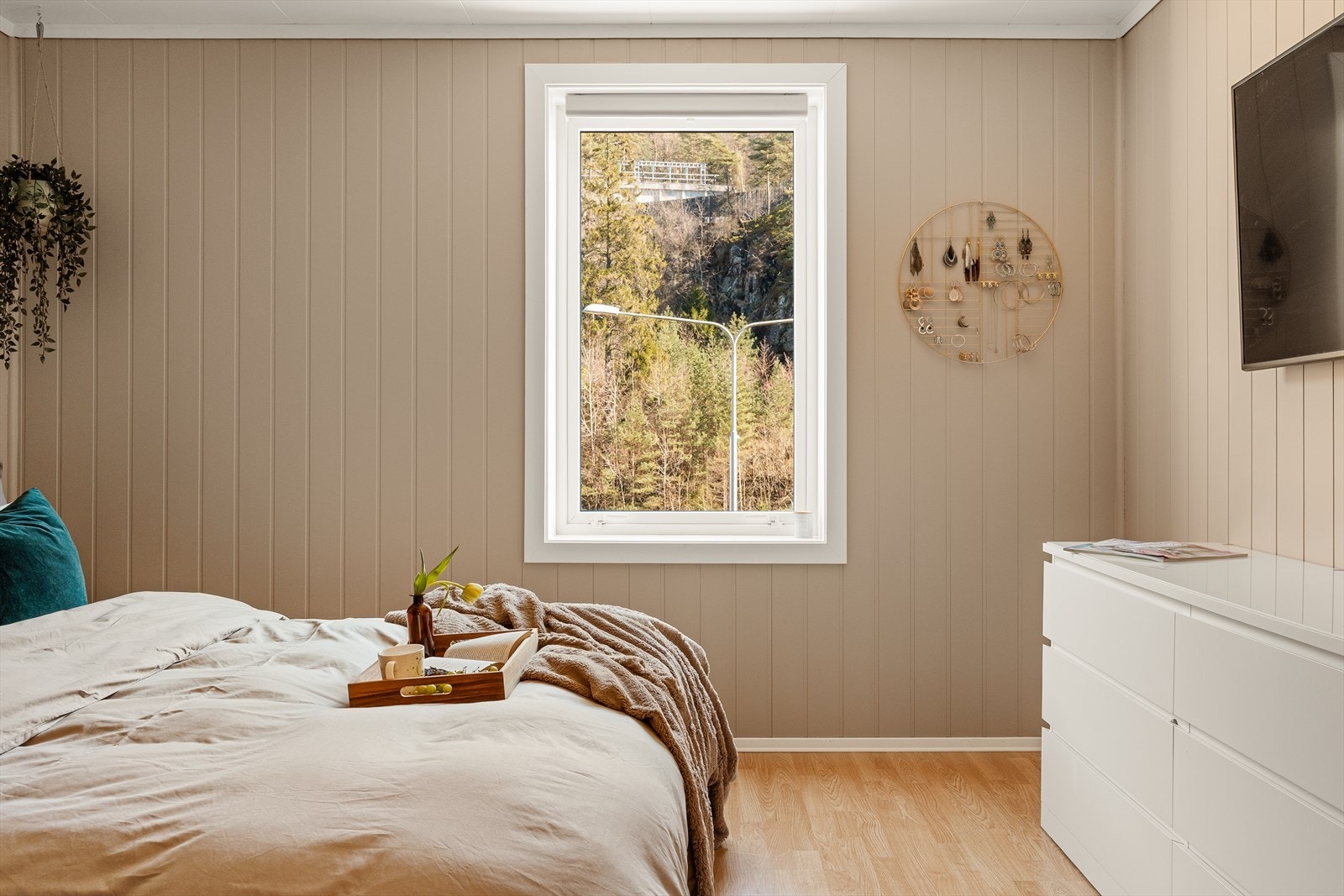 Hovedsoverommet er både lyst og romslig Galleribilde