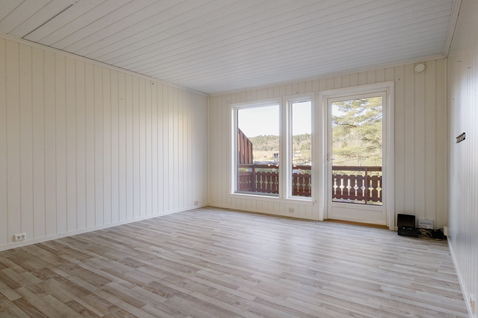 Romslig stue med plass til sofakrok og tilhørende møbler. Galleribilde