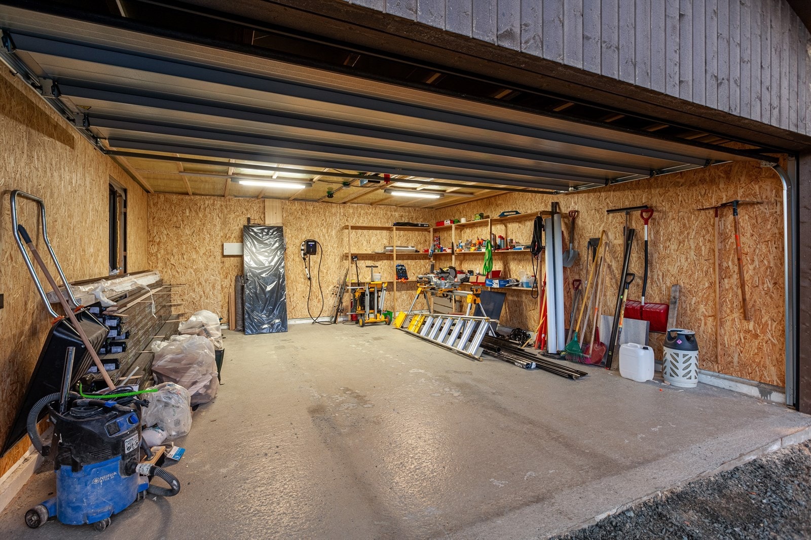 Dobbelgarasjen gir både god plass til parkering og oppbevaring av diverse utstyr. Garasjen er også fullt isolert. Galleribilde