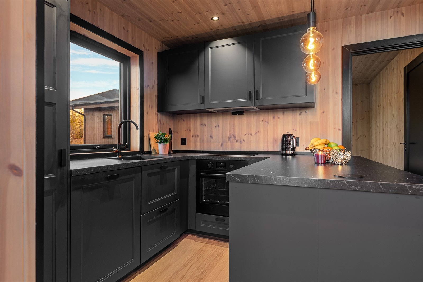 Fra kjøkkenet er det utgang til egen markterrasse som er oppmålt til hele 105 kvm! Galleribilde