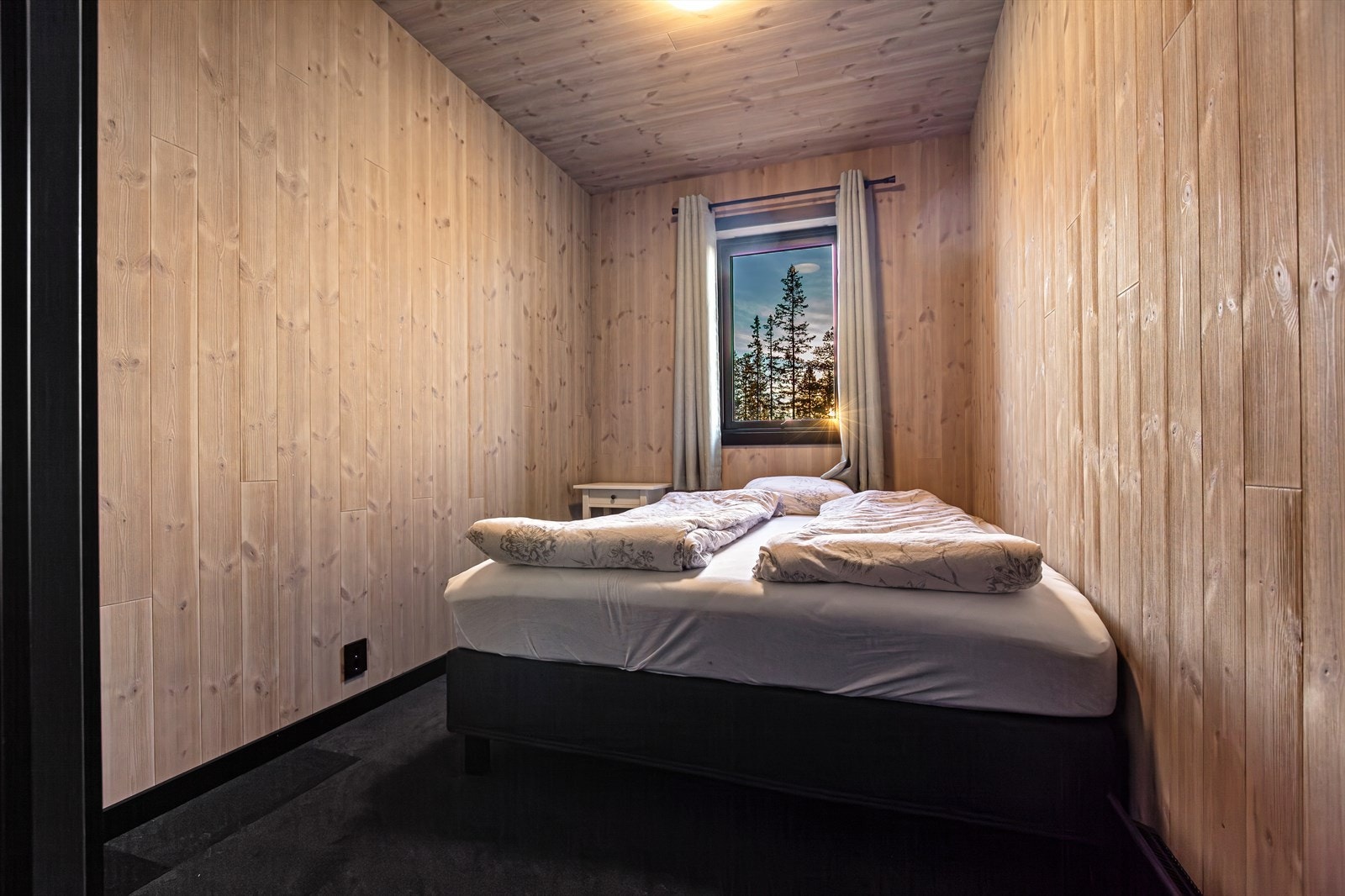 Soverommene har teppeflis på gulv med panel på vegger og himling. Galleribilde