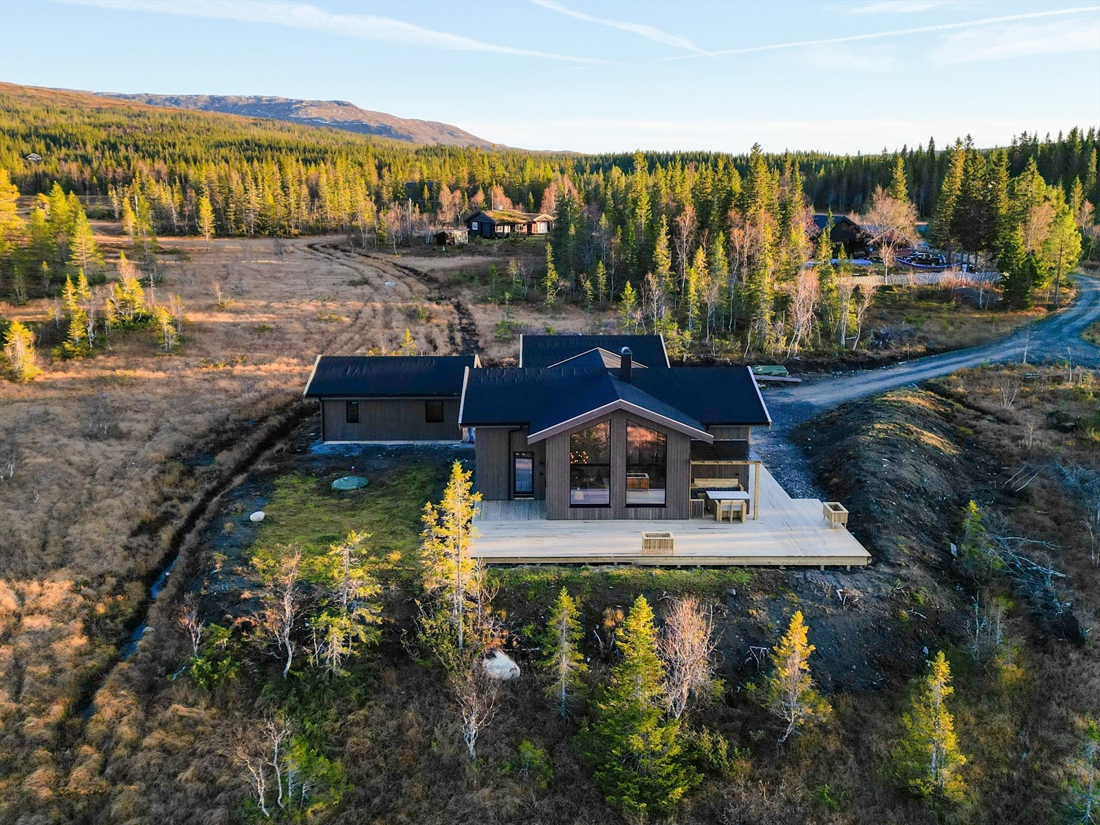 Den gruslagte gårdsplassen gir deg flere biloppstillingsplasser til både deg selv og gjester. Galleribilde