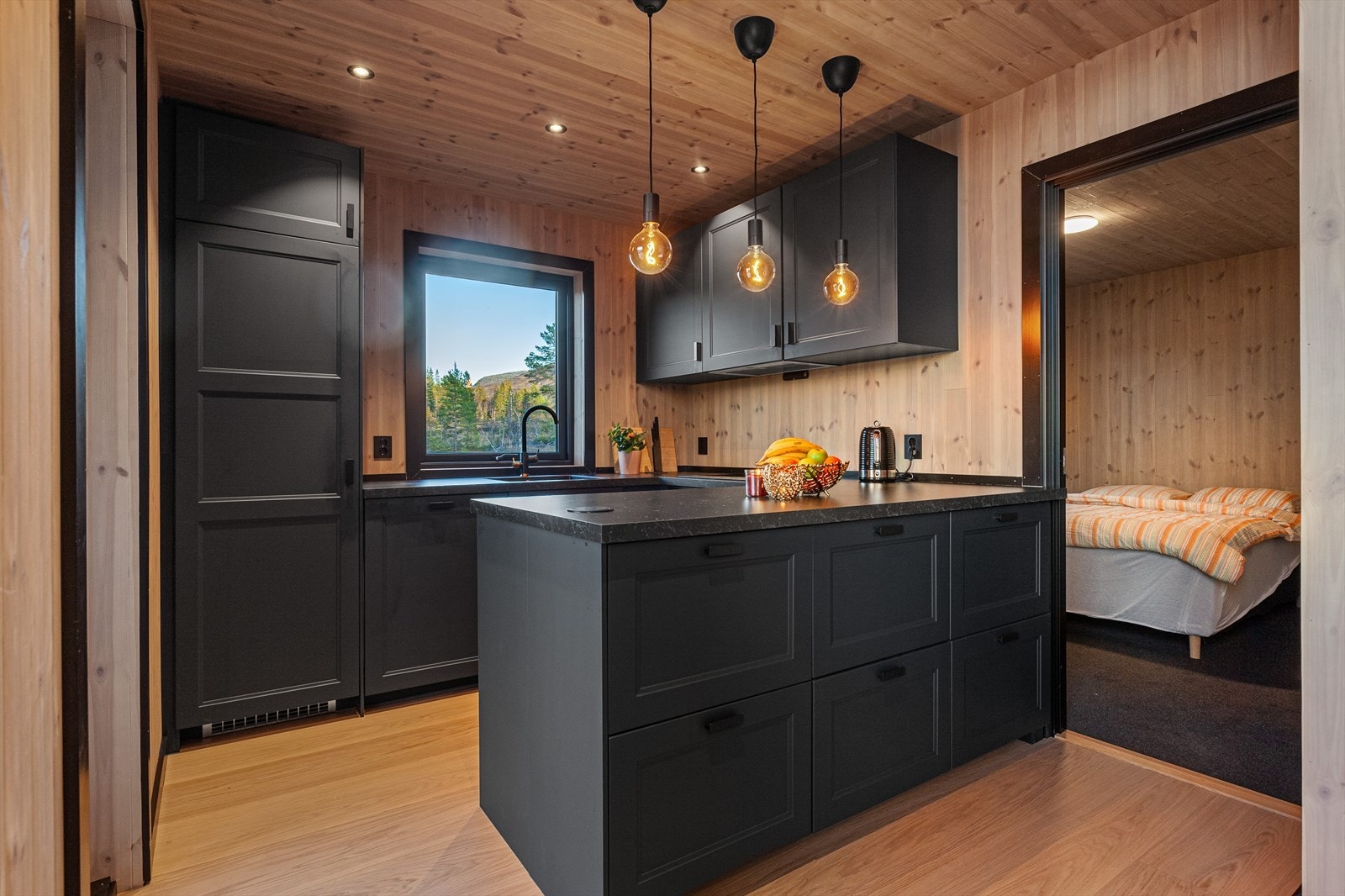 Kjøkkenet er av pen standard med god med med skap- og benkeplass Galleribilde