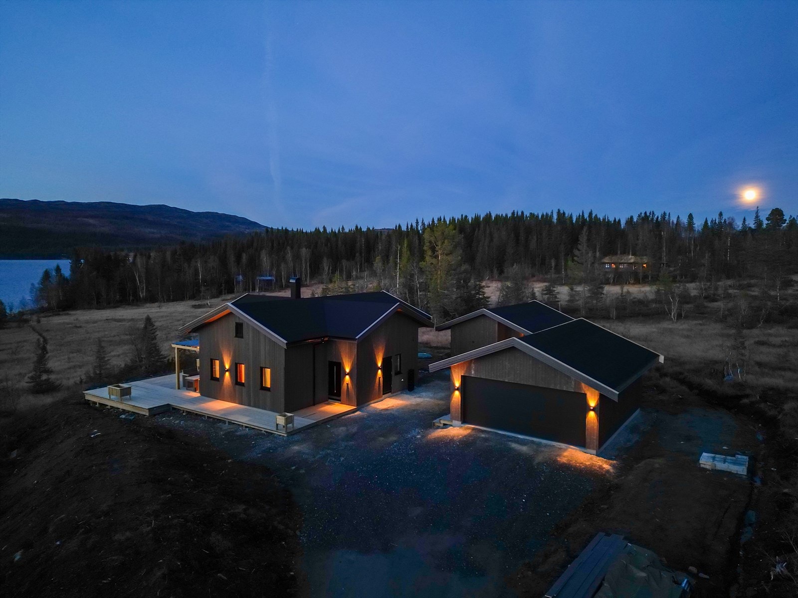 I tillegg til en meget flott hytte får man en stor dobbelgarasje, samt frittstående anneks av god størrelse. Galleribilde