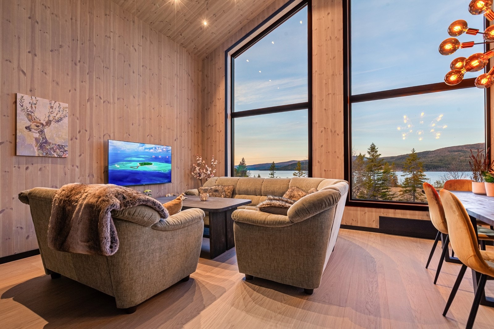 Stuen egner seg ypperlig til hyggelig lag hvor man samtidig kan nyte fantastisk panoramautsikt utover Feren under måltidene. Galleribilde