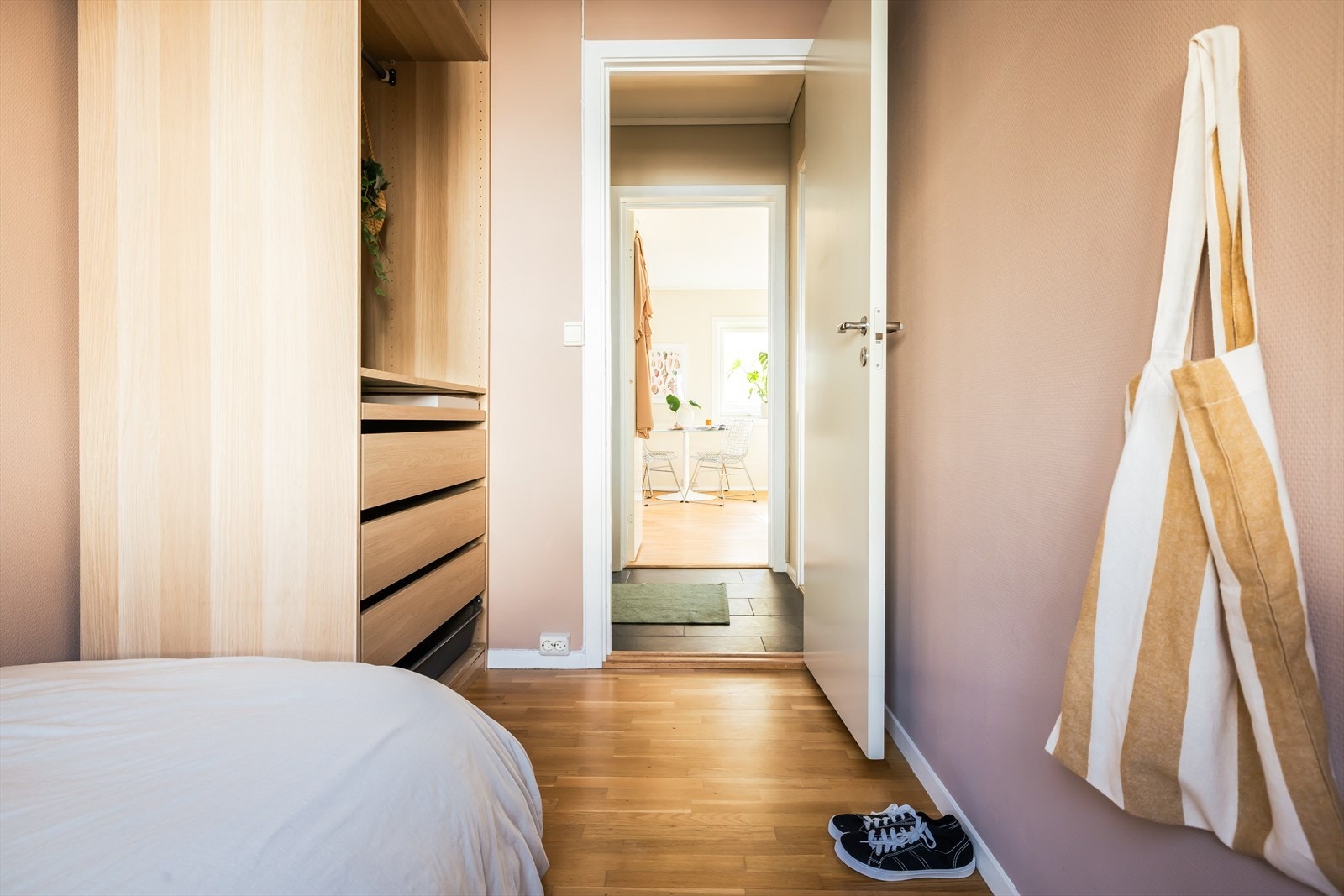 Rommet er målt til 5,70 m², og har god plass til innredning Galleribilde