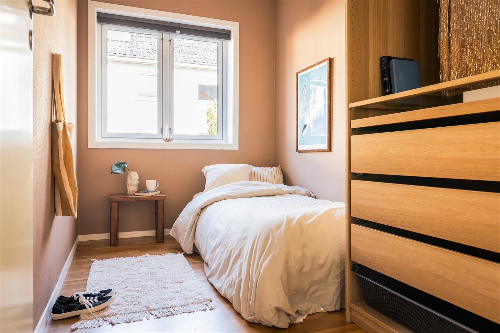 Innvendig bod som dagens eier har brukt som soverom. Rommet er godkjent til bod Galleribilde