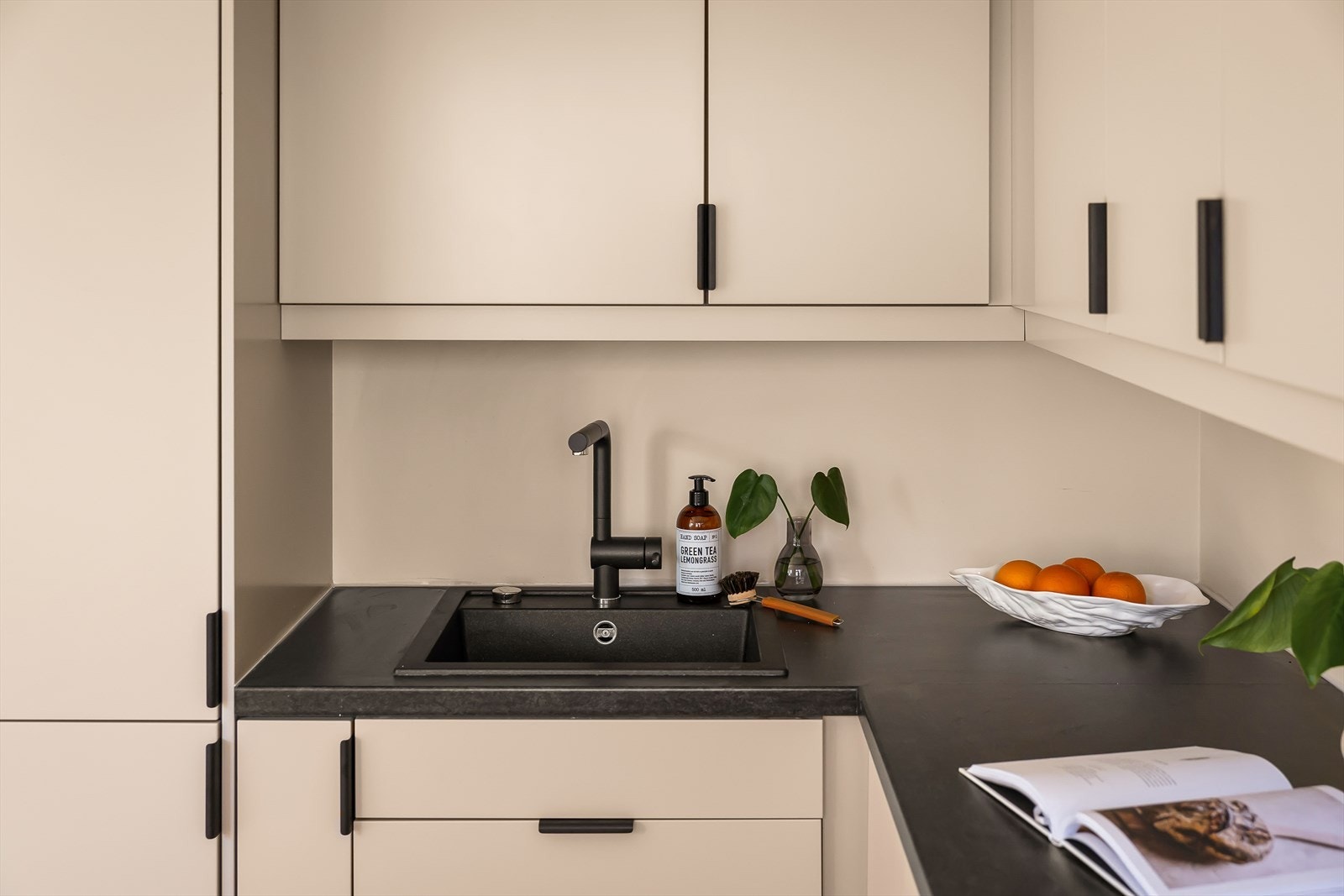 Når kjøkkenet ble skiftet ut ble det lagt nye rør og vannlås til varmvannsbereder. Galleribilde