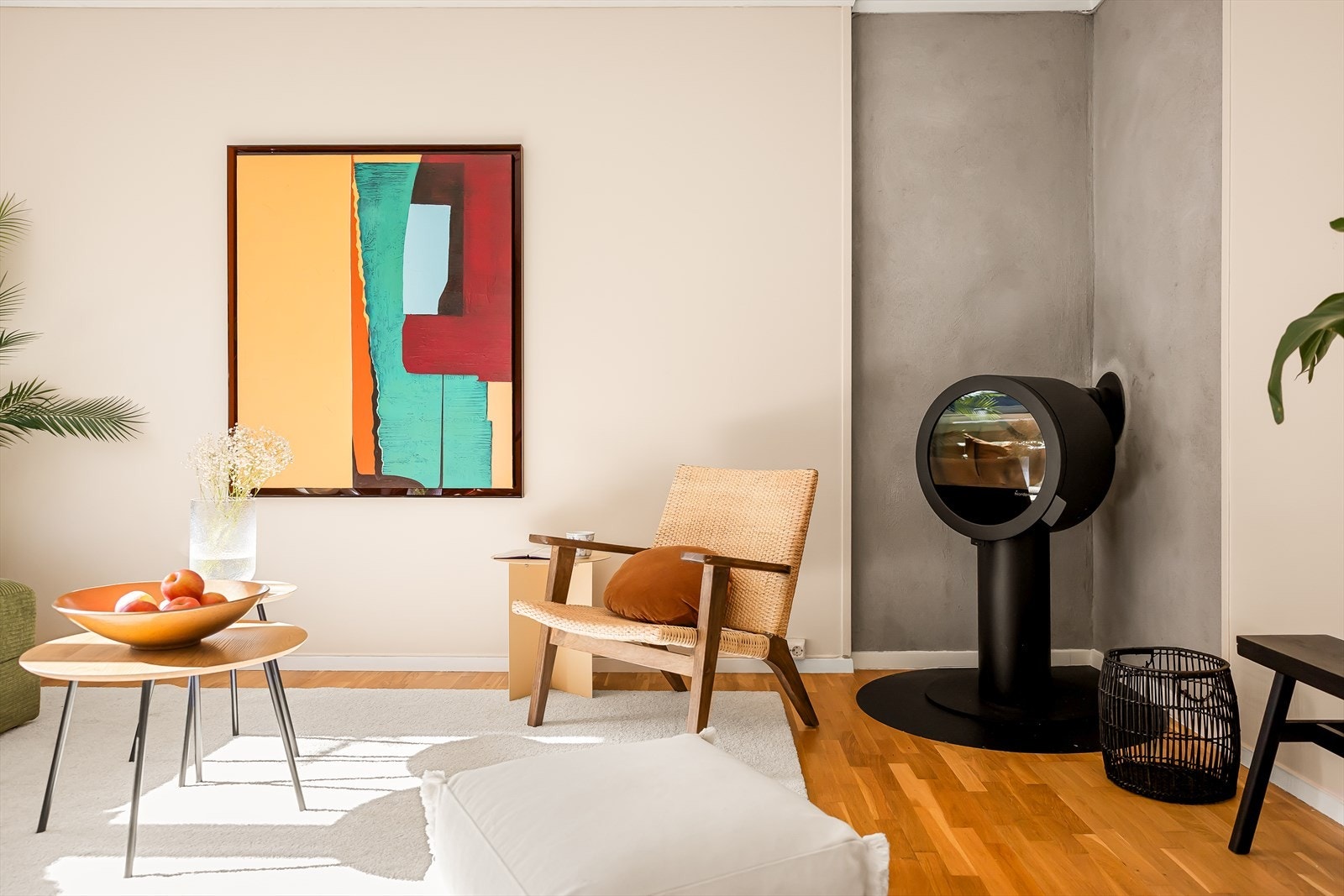 Kul vedovn med et futuristisk preg som gir god oppvarming på kalde dager. Galleribilde