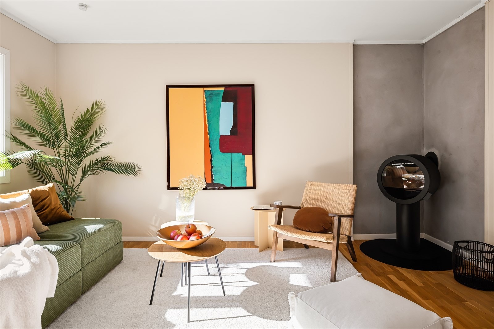 I stuen er det eikeparkett på gulv og malte vegger i tidsriktige fargetoner Galleribilde