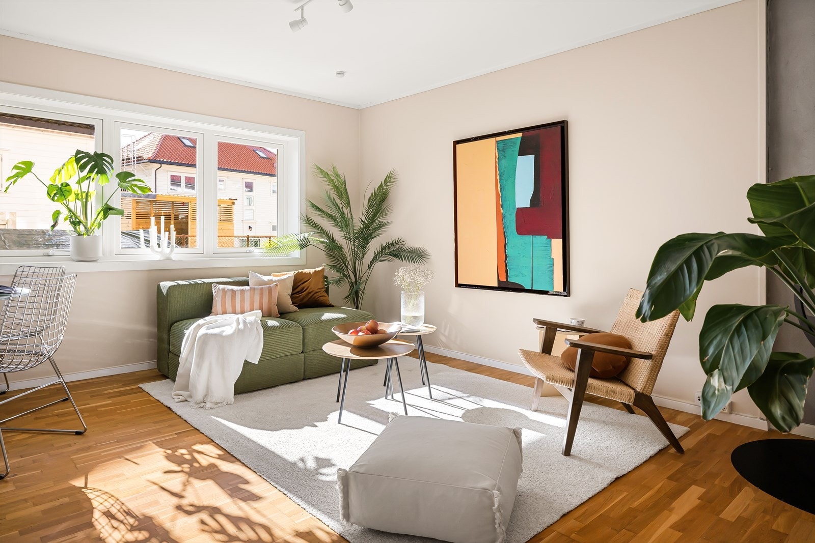 Store vindusflater i stuen gir rommet rikelig med naturlig lysinnslipp Galleribilde