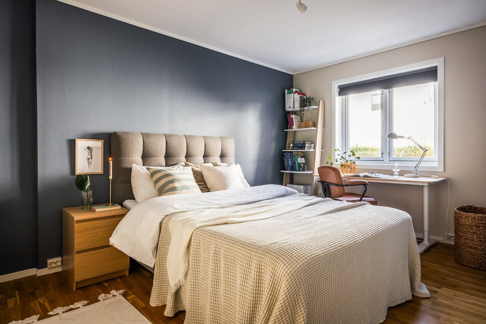 Hovdesoverommet er målt til 13,1m² og har god plass til både seng, kommoder og skrivebord Galleribilde