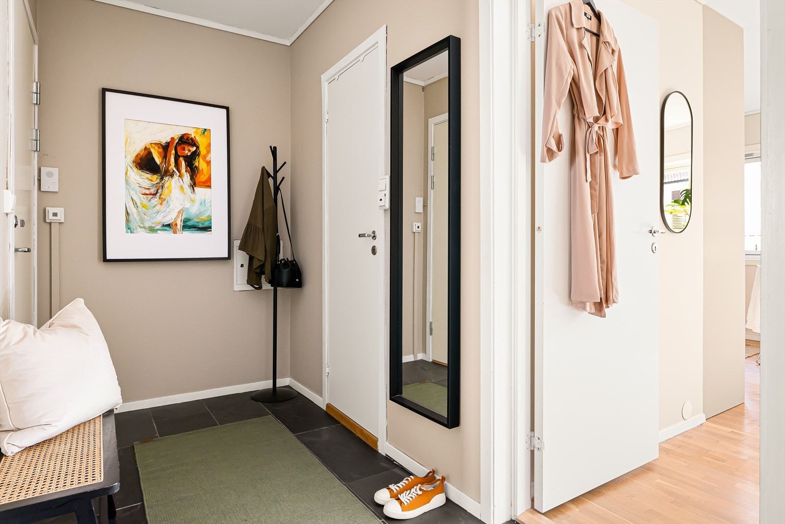 Entré med varmekabler i gulv og plass til oppbevaring av yttertøy. Det er også en ekstern bod i underetasjen som er målt til 5 m². Galleribilde