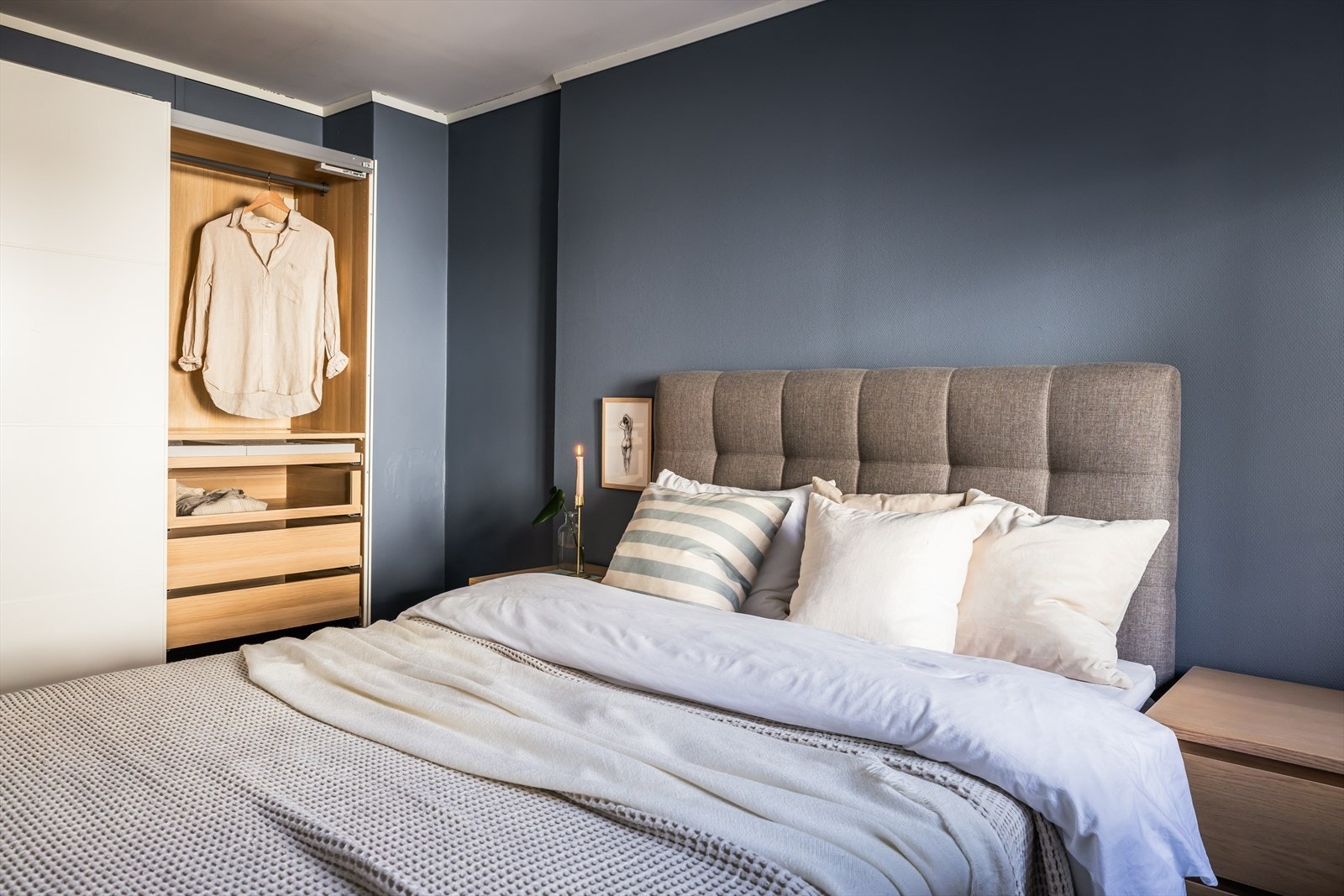 Her er det også rikelig med garderobeskap i stor skyvedørsgarderobe Galleribilde