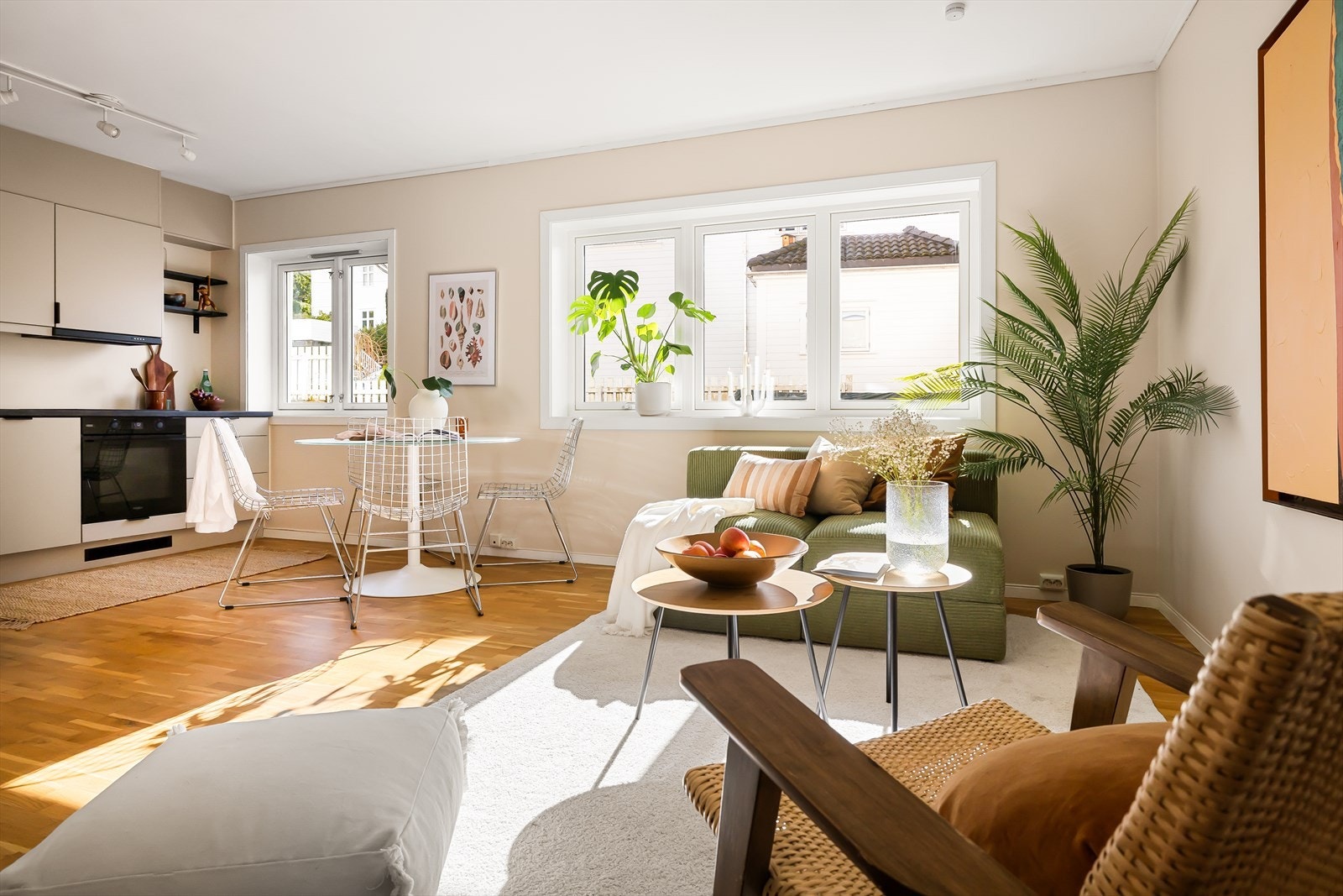 Det er åpen stue/kjøkkenløsning - en fin sosial sone! Galleribilde