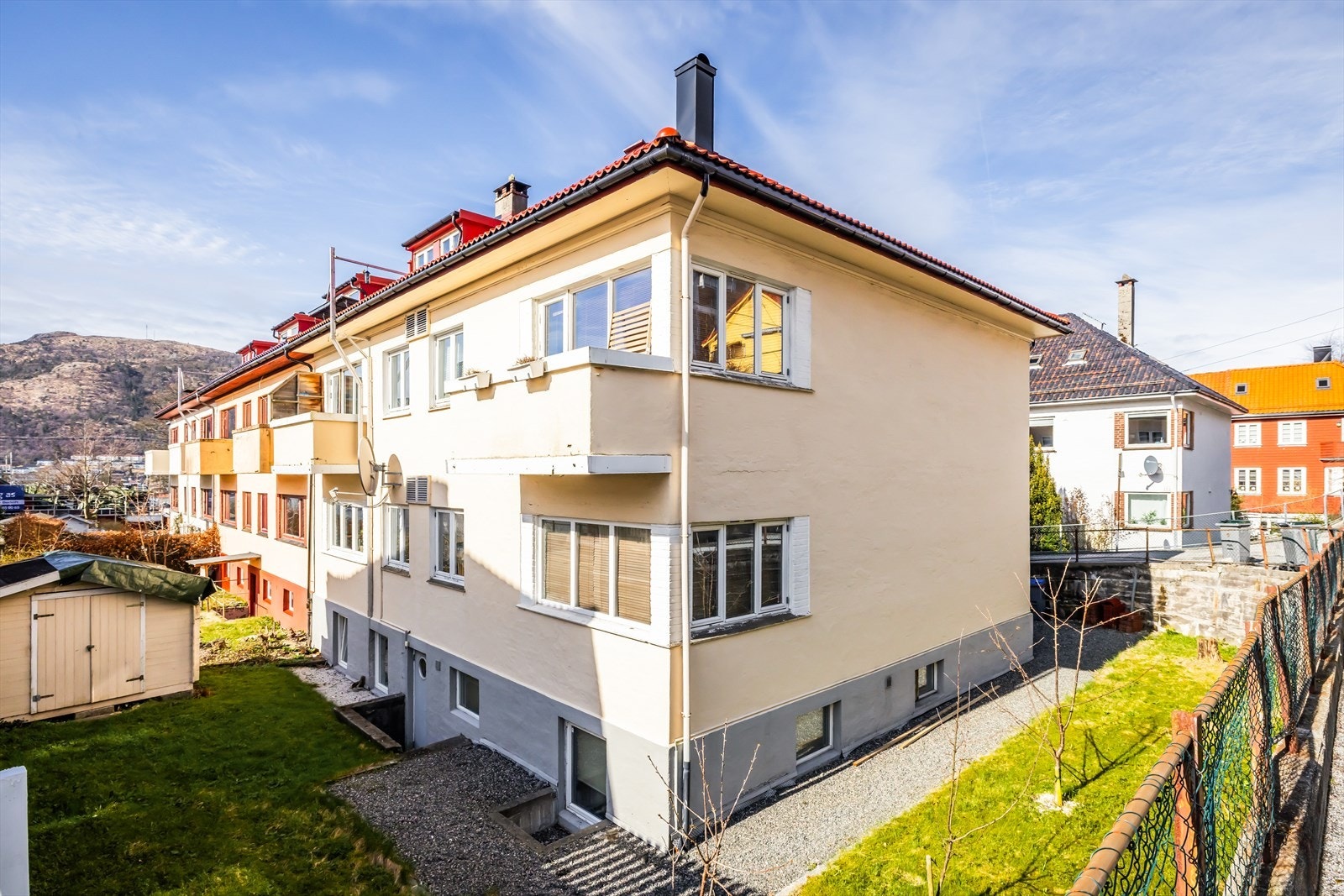 Det er kun få minutters gange til store arbeids- og studieinstitusjoner som Haukeland Sykehus, Haraldsplass og Odontologen. Det er heller ikke lange veien til Høgskolen på Vestlandet, samt de resterende av byens utdanningsinstitusjoner. Galleribilde