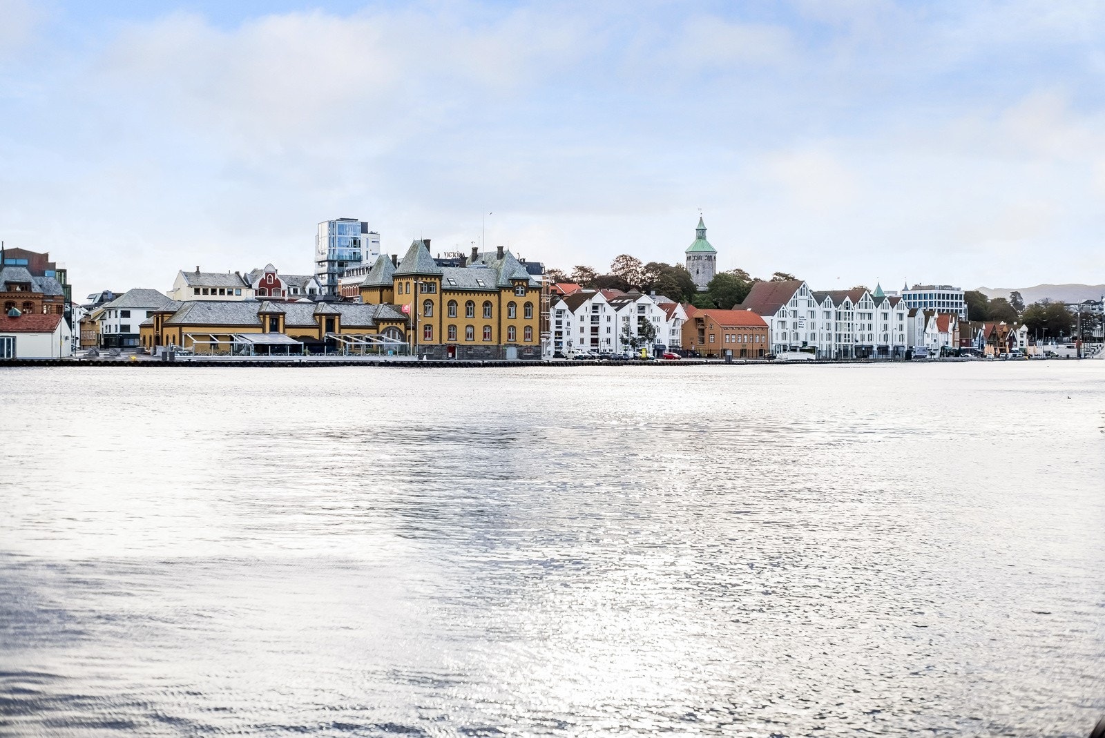 Leiligheten ligger bokstavelig talt et steinkast fra sentrumskjernen. Her har man det meste av butikker, kafèer, treningssenter, dagligvare og mye mer i umiddelbar nærhet. Galleribilde